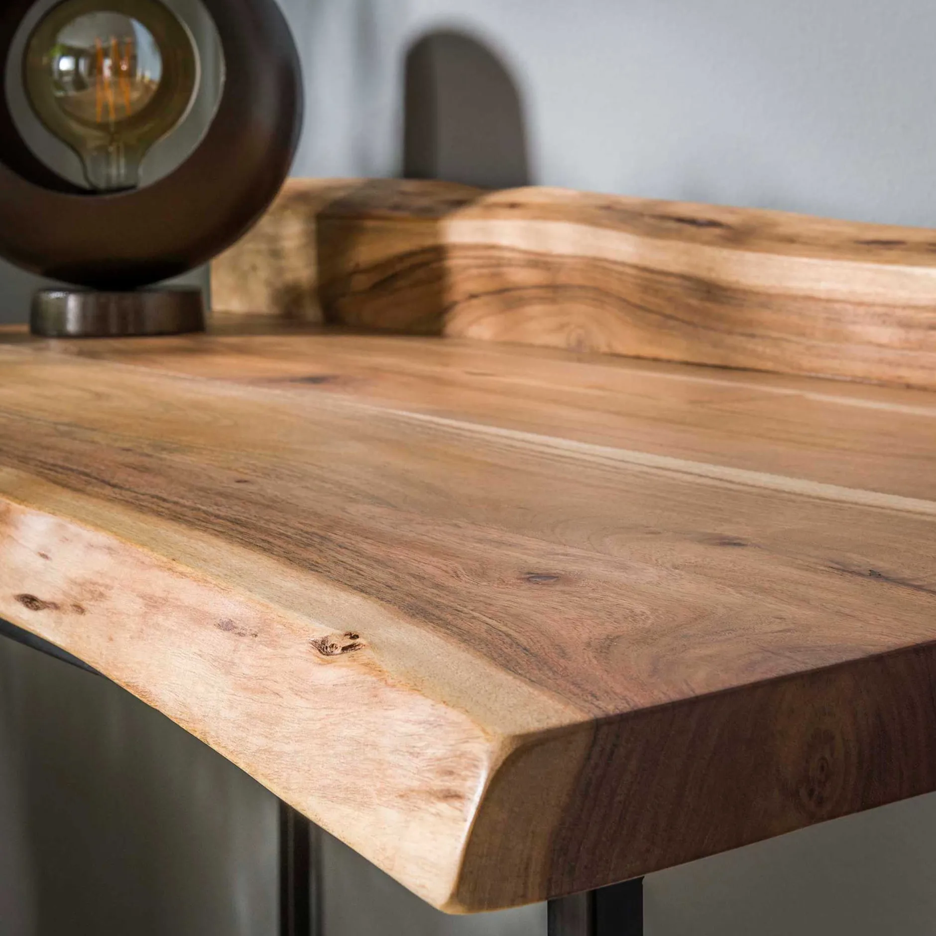 Akazienschreibtisch Live Edge - Natürliches und robustes Design