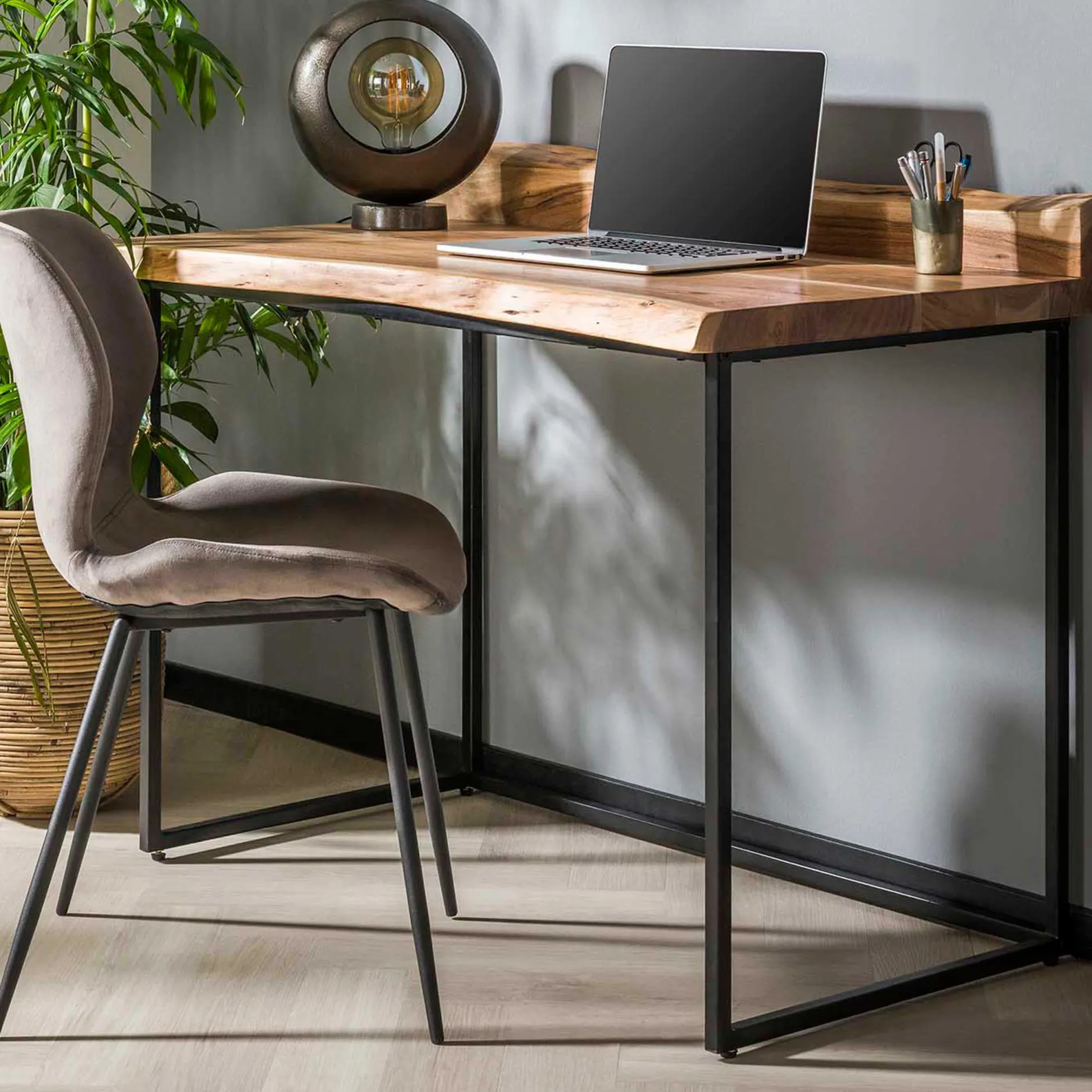 Akazienschreibtisch Live Edge - Natürliches und robustes Design