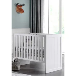Babyzimmer-Set Erik - Zweitüriger Kleiderschrank, Kommode, Wickeltisch & Babybett - MDF/Weiß
