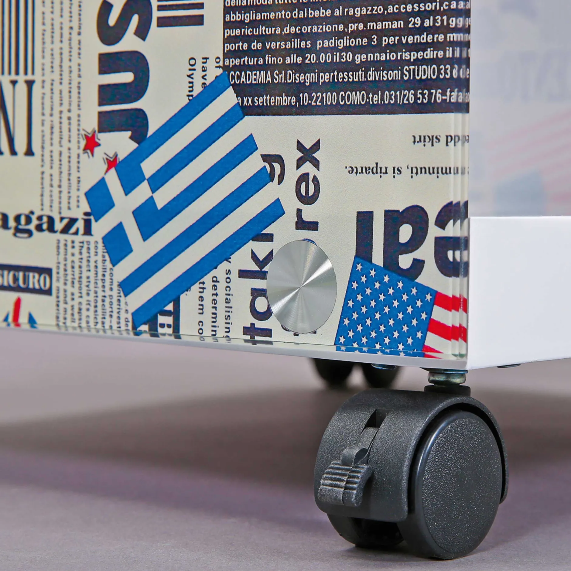 Beistelltisch Flagcube auf Rädern