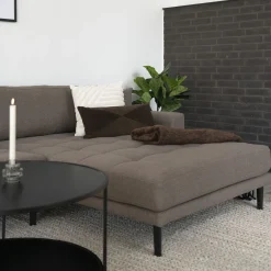 Braunes Lido Lounge Sofa rechts mit vier Kissen