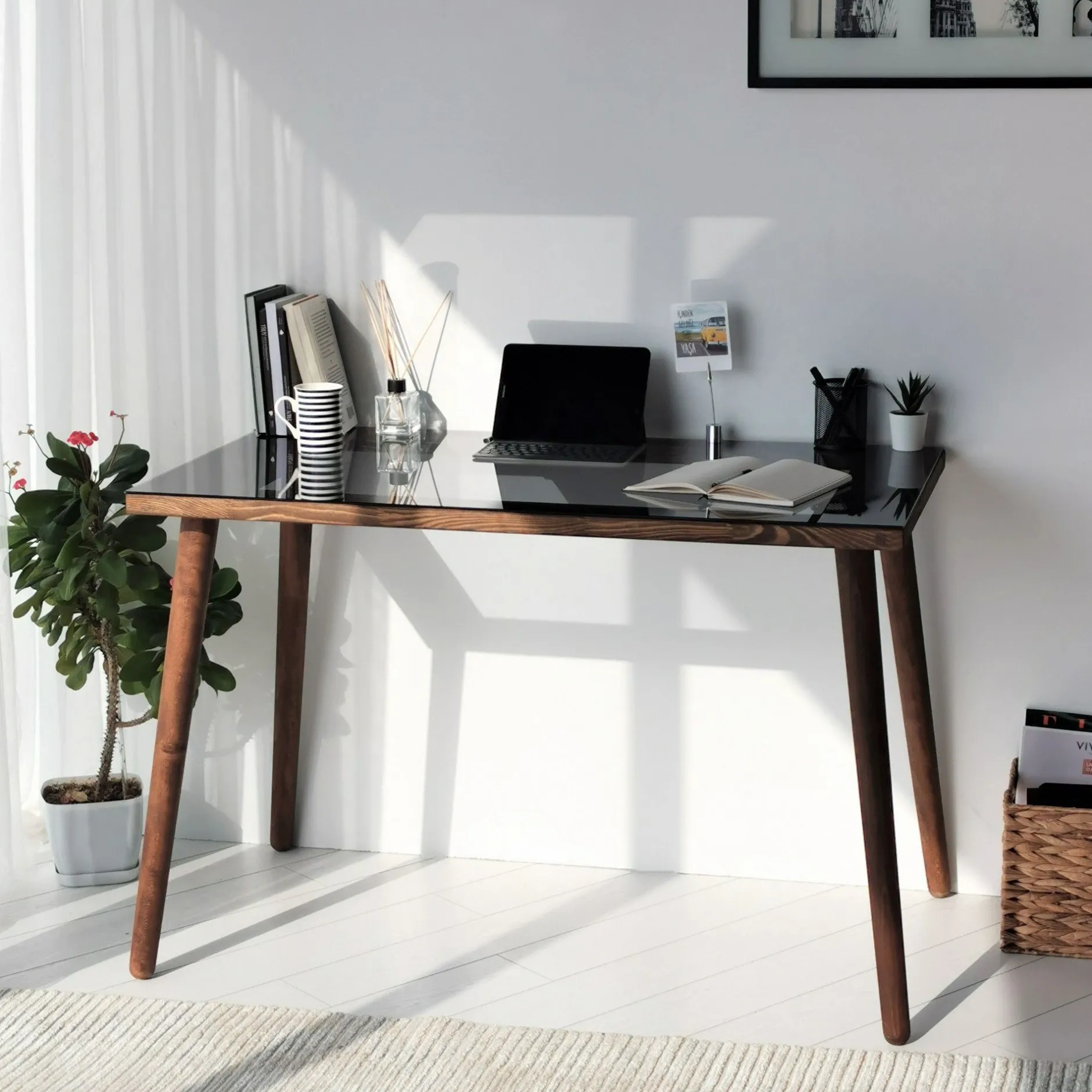 Cozy Schreibtisch | Korpus aus Buchenholz | Walnuss