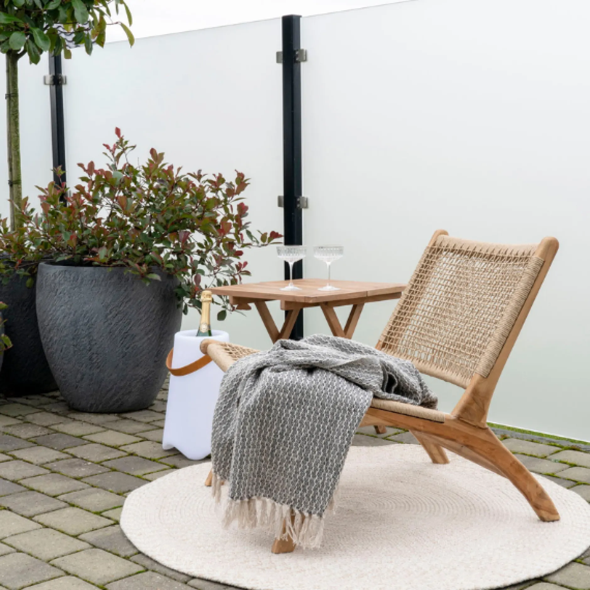 Derby Stuhl: Natürliches Poly-Rattan mit Teakholzbeinen