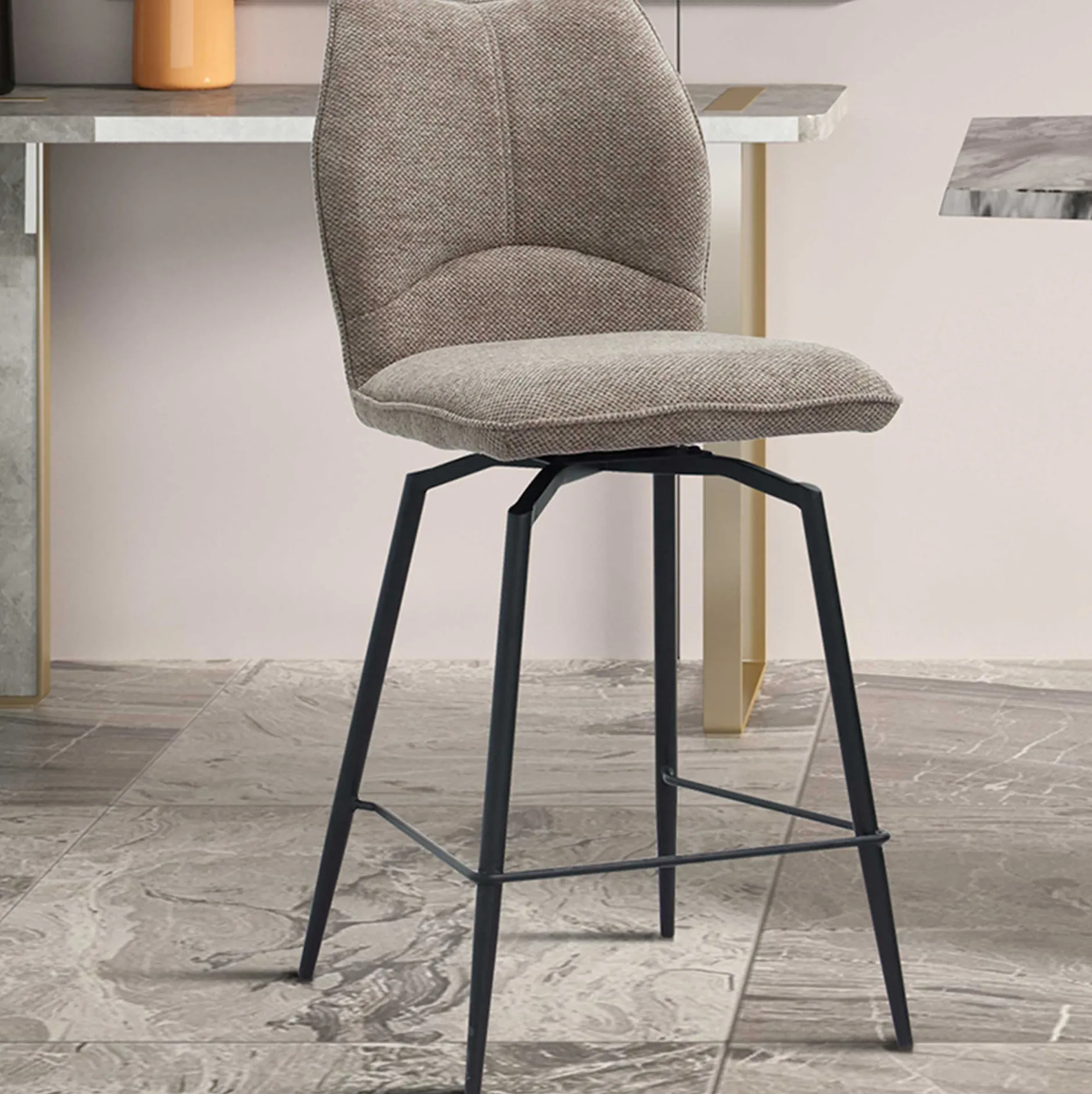Drehbarer Barhocker Lara | 48 x 56 x 103 cm | Sandfarbenes Design