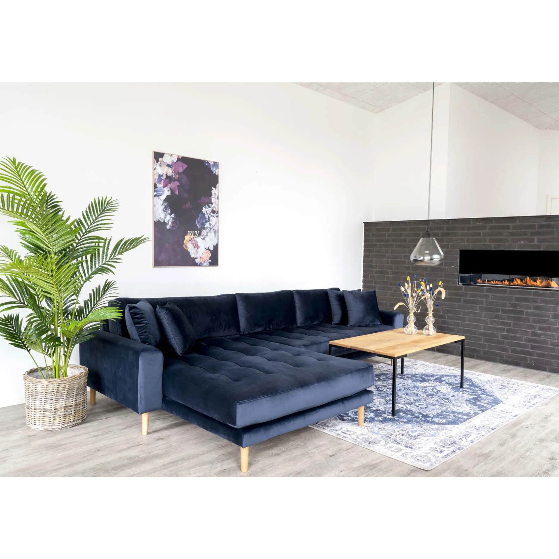 Dunkelblaues Lido Lounge Sofa mit Kissen und Holzbeinen