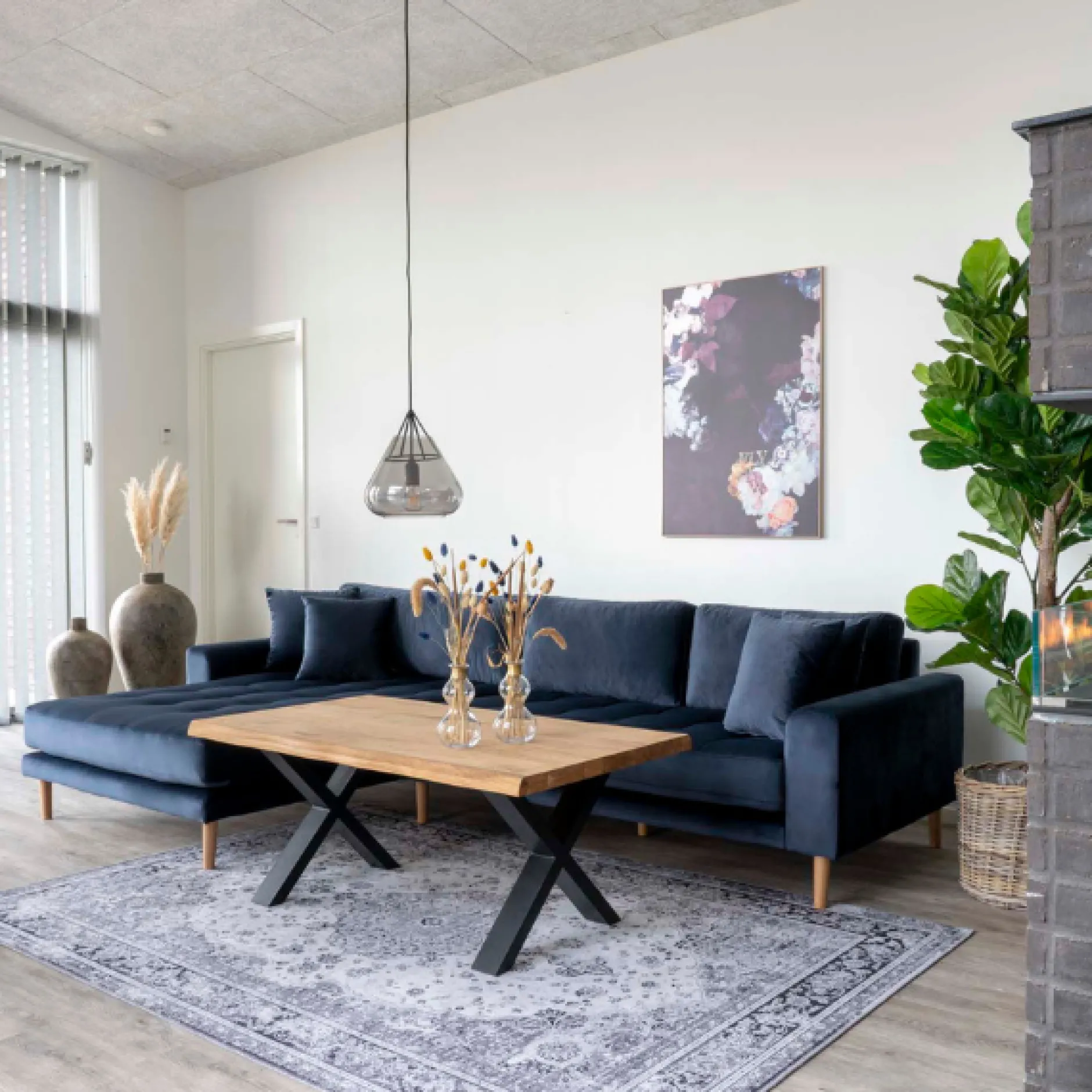 Dunkelblaues Lido Lounge Sofa mit Kissen und Holzbeinen