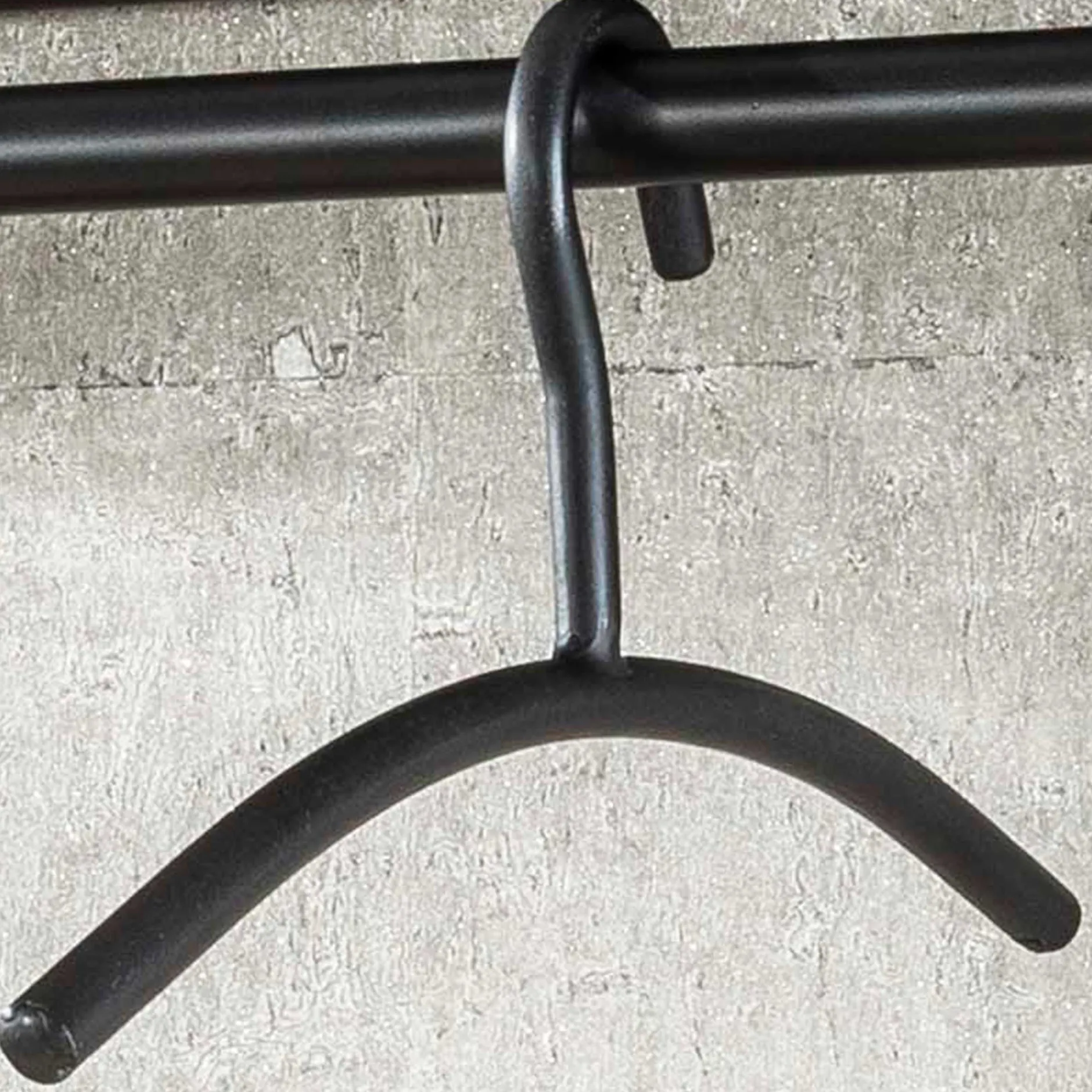 Gunmetal Rundrohr Kleiderbügel