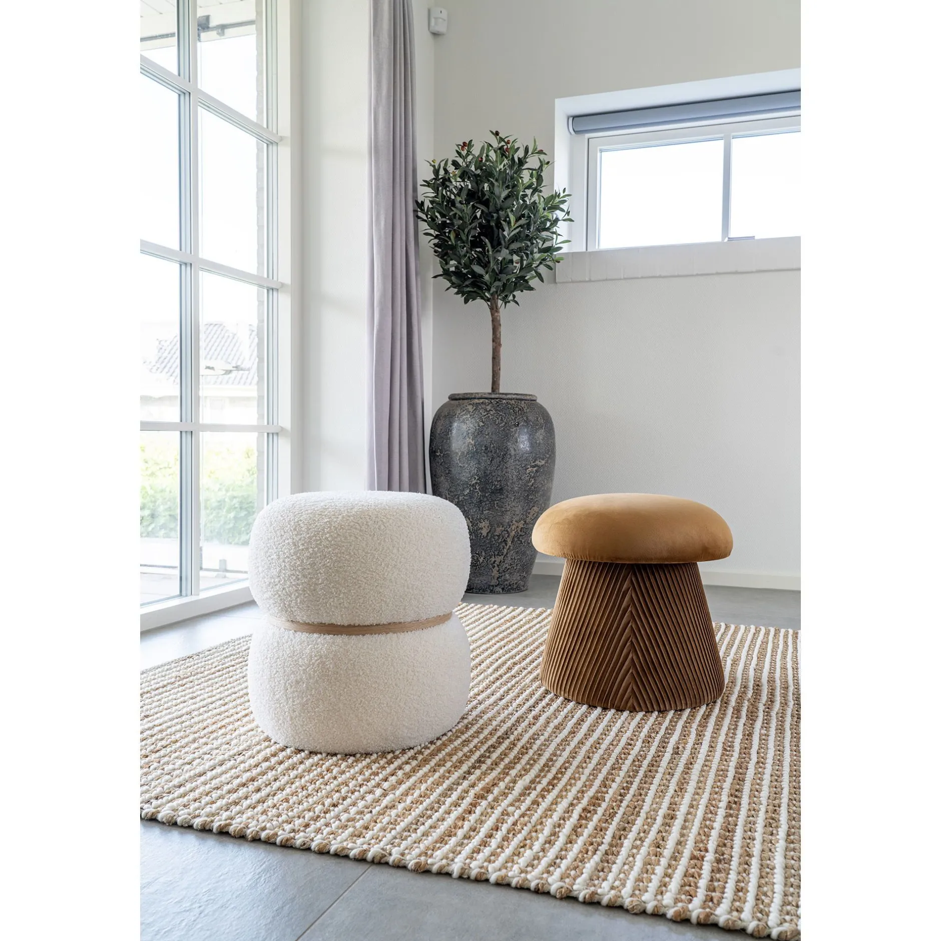 Hampton Pouf aus ockerfarbenem Samt - stilvolle Ergänzung für das Wohnzimmer