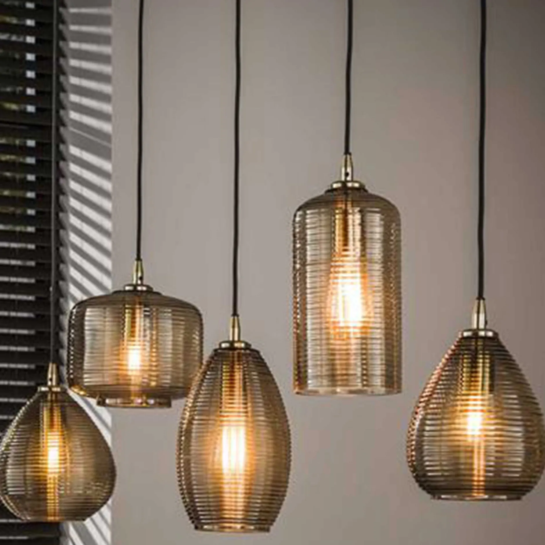 Hängeleuchte Stripe - 126x20x150cm - fünf Lampen - Fumé-Glas
