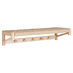 Hutablage aus naturbelassenem Pappelholz mit Naturgeflecht-Design.