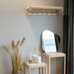 Hutablage aus naturbelassenem Pappelholz mit Naturgeflecht-Design.