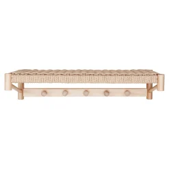 Hutablage aus naturbelassenem Pappelholz mit Naturgeflecht-Design.