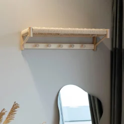 Hutablage aus naturbelassenem Pappelholz mit Naturgeflecht-Design.
