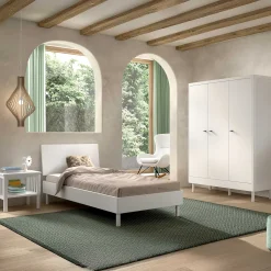 Kinderzimmer Forrest: Nachttisch, Bett 90x200, Kleiderschrank - Weißbuche