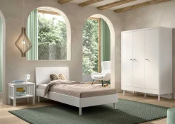 Kinderzimmer Forrest: Nachttisch, Bett 90x200, Kleiderschrank - Weißbuche