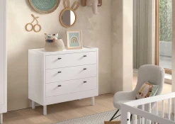 Kinderzimmer Forrest: Nachttisch, Bett 90x200, Kleiderschrank, Kommode - Weißbuche