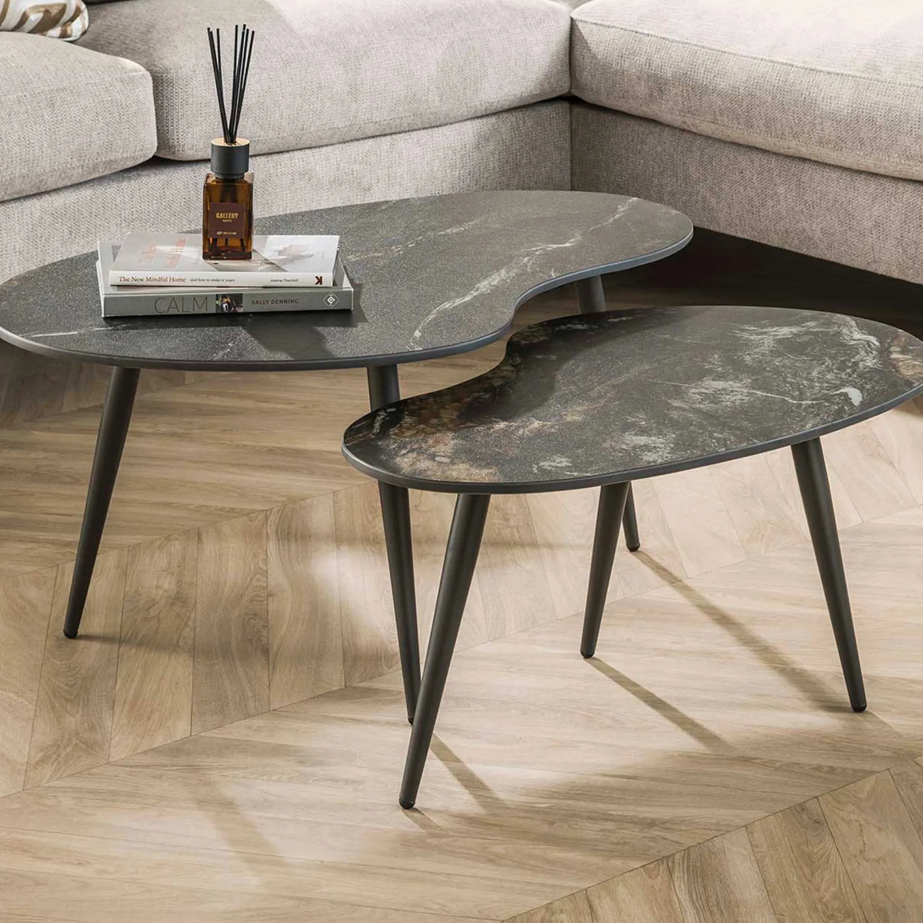 Nierenförmiger Fossil Couchtisch 2er Set - Schwarze Keramikplatte