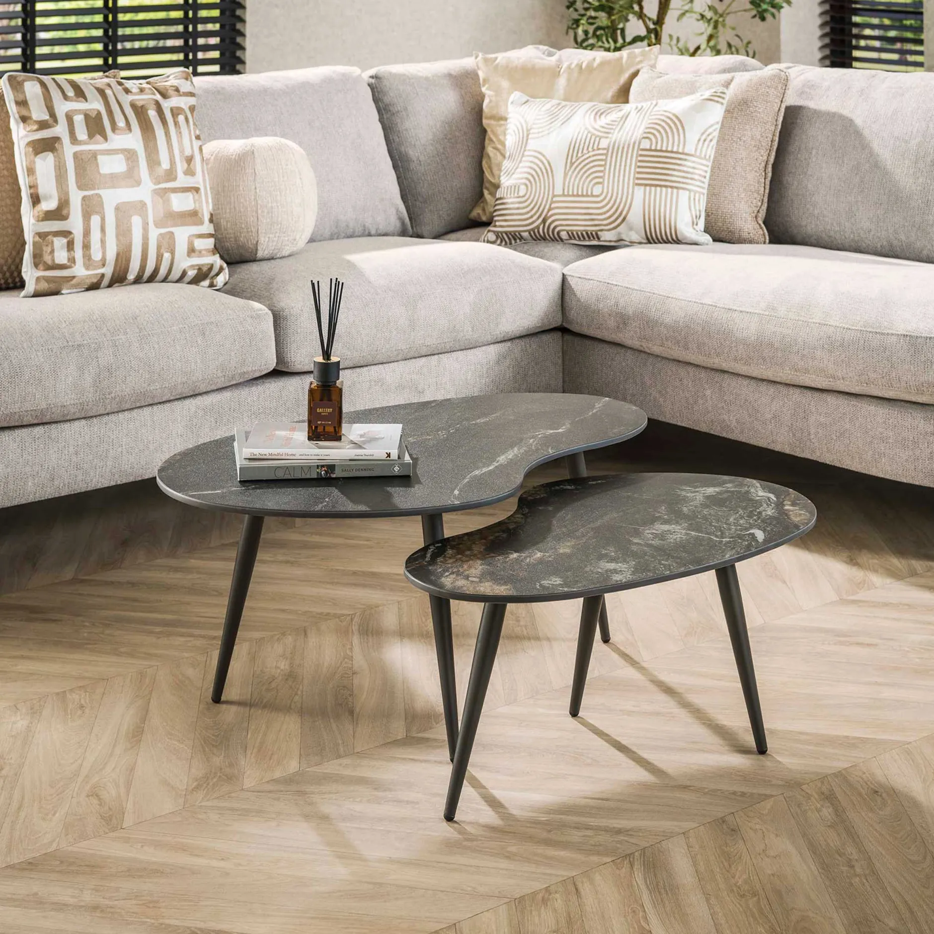 Nierenförmiger Fossil Couchtisch 2er Set - Schwarze Keramikplatte