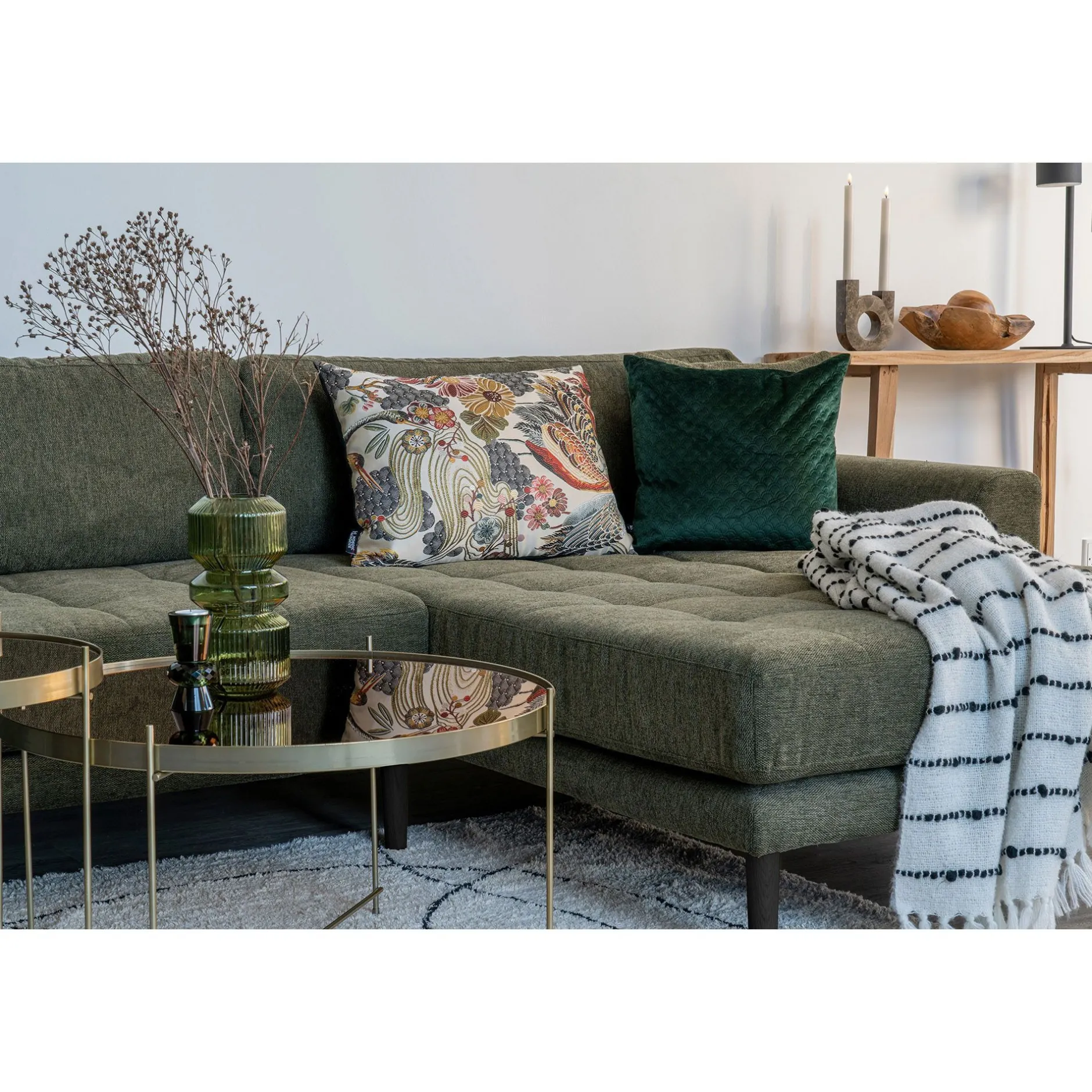 Olivgrünes Lido Lounge Sofa rechts mit Kissen