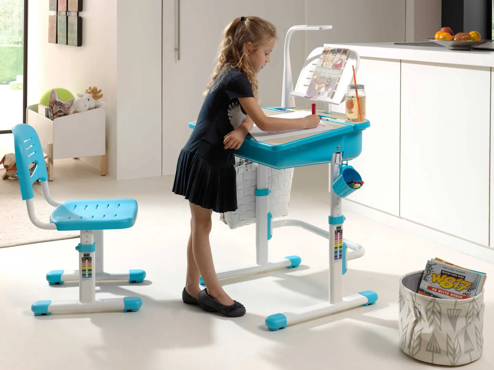 Schreibtisch Comfortline 301 mit kippbarer Tischplatte - blau