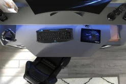 Schreibtisch-Gaming mit LED-Streifen