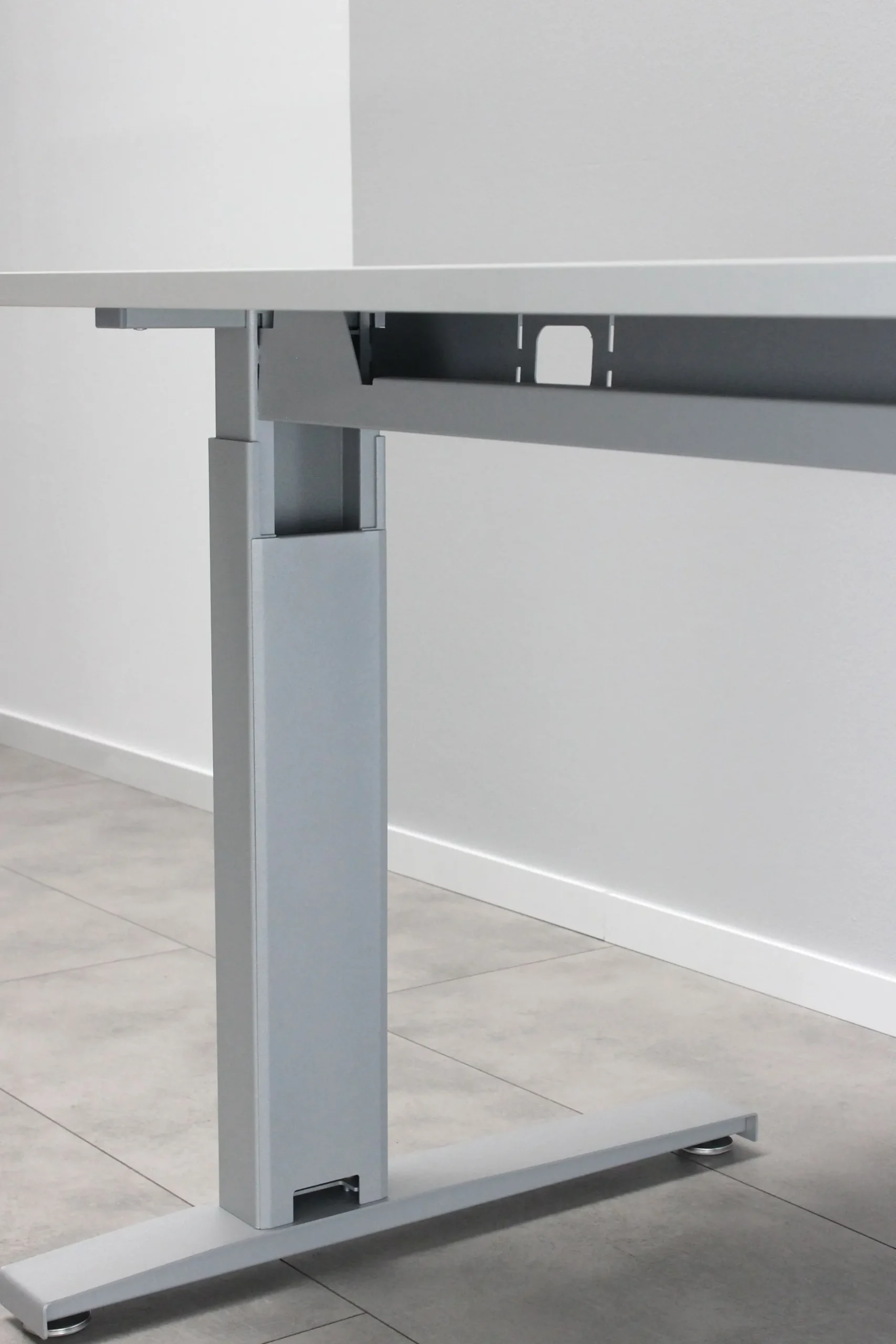 Schreibtisch Osmond 160cm mechanisch verstellbar - hellgrau/silber