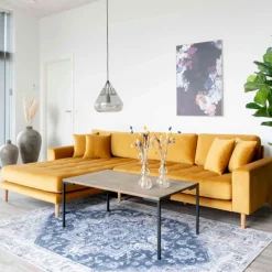 Senfgelbes Lido Lounge Sofa mit vier Kissen