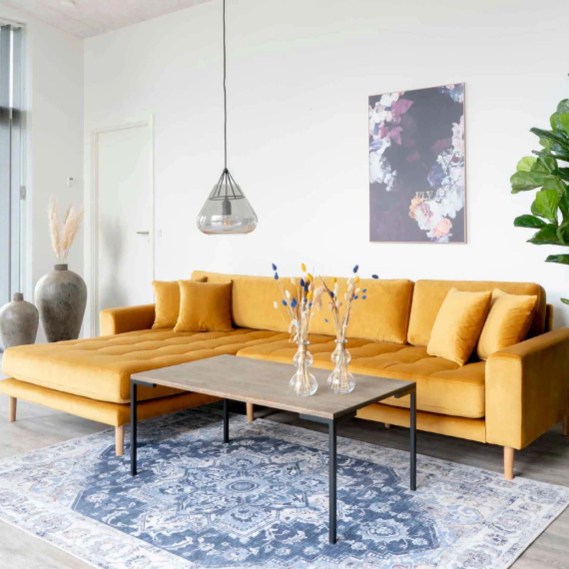 Senfgelbes Lido Lounge Sofa mit vier Kissen