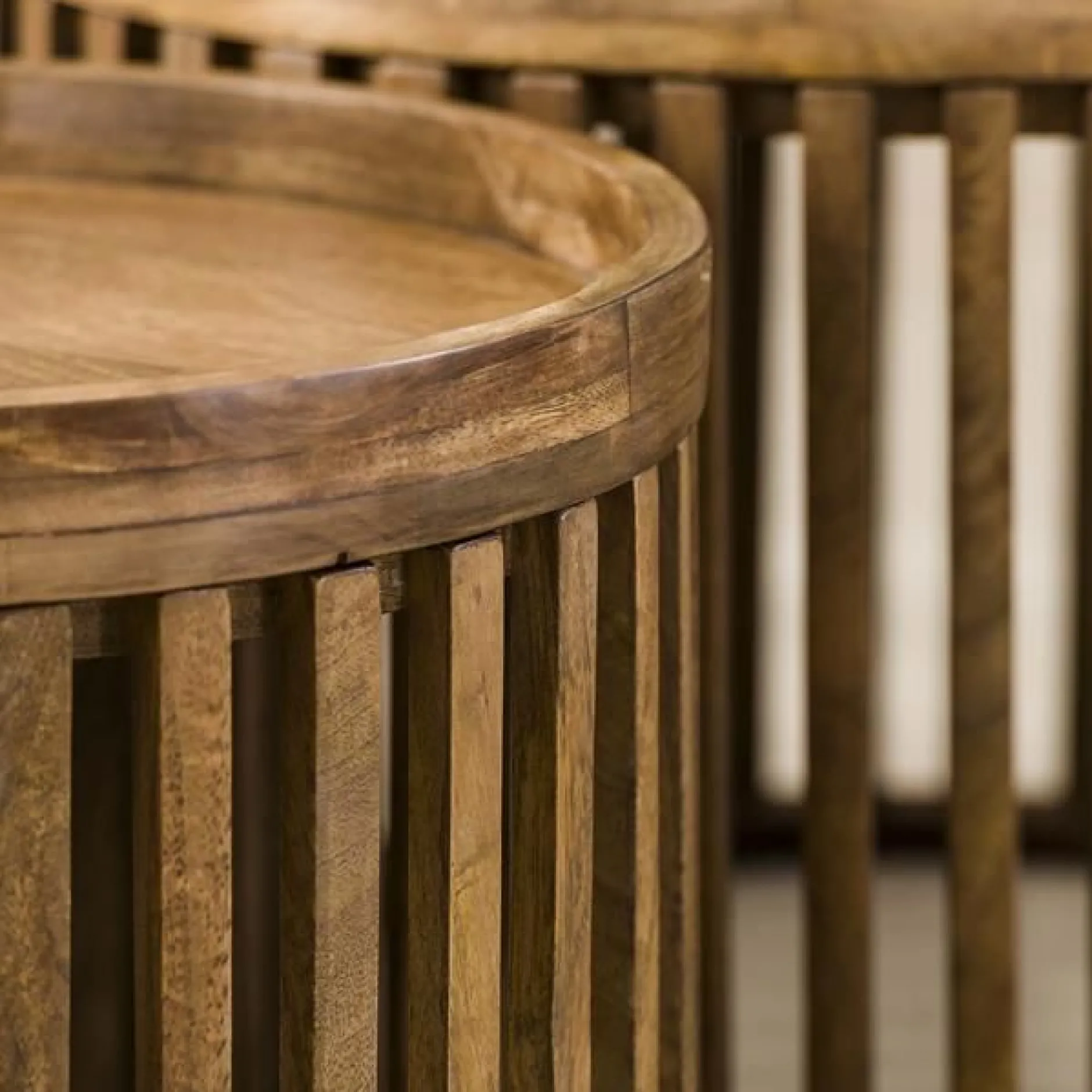 Set aus 2 runden Couchtischen Goma mit Ablage - Mangoholz