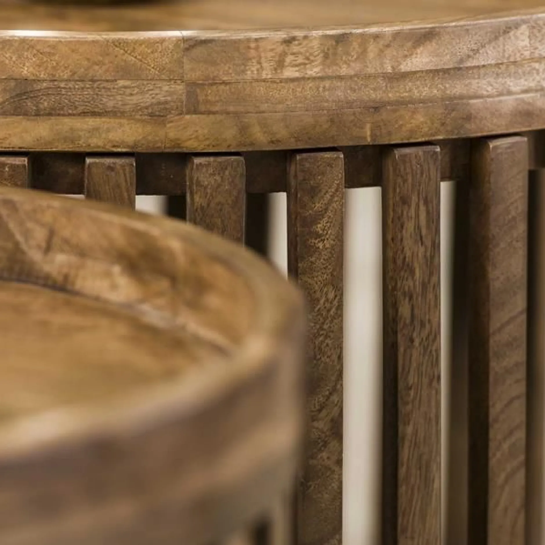 Set aus 2 runden Couchtischen Goma mit Ablage - Mangoholz