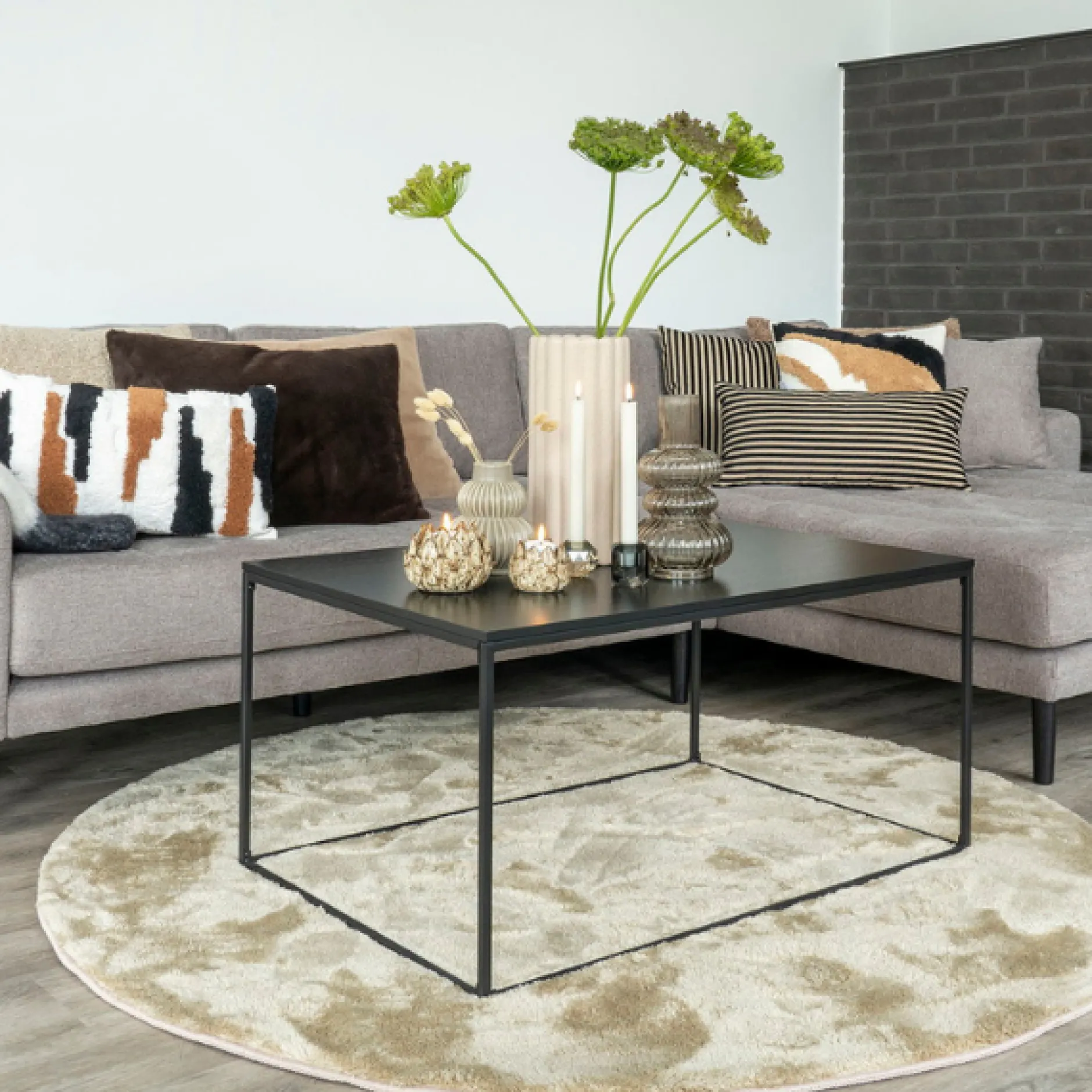 Stone Lido Lounge Sofa mit 4 Kissen und schwarzen Holzbeinen