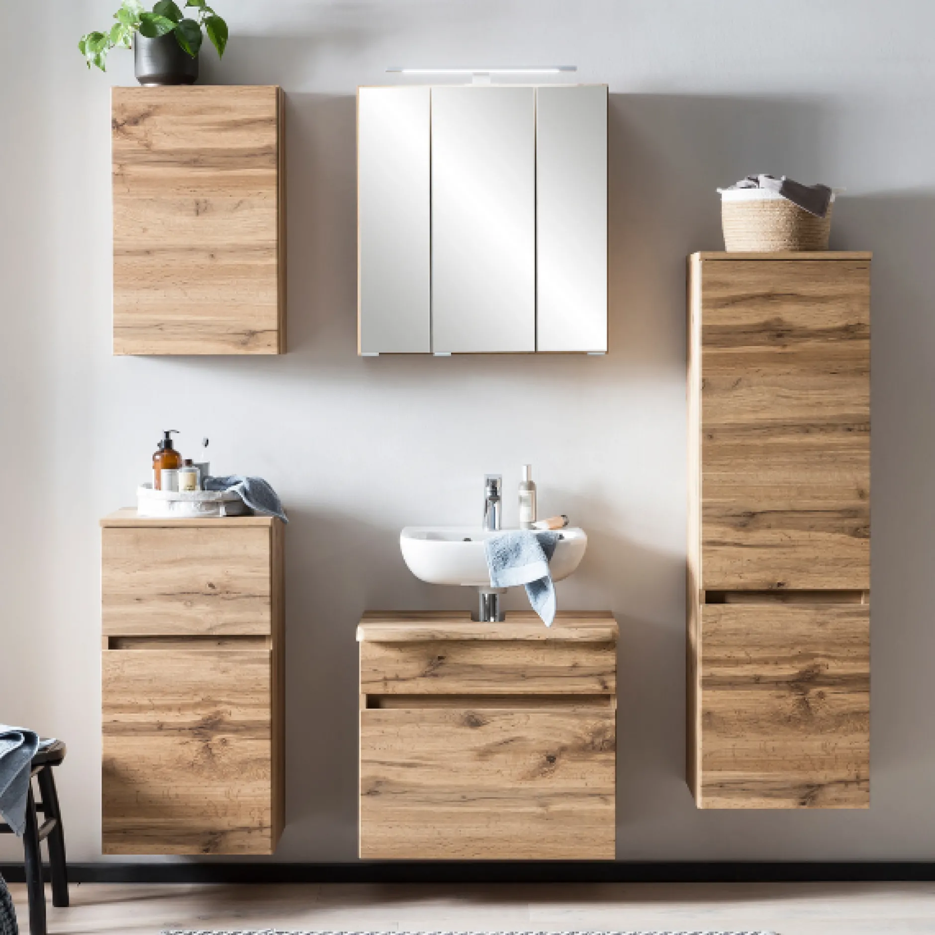VikasBadezimmer : Hängeschränke, Spiegelschrank, Waschtischunterschrank, Säulenschrank - Eichendekor