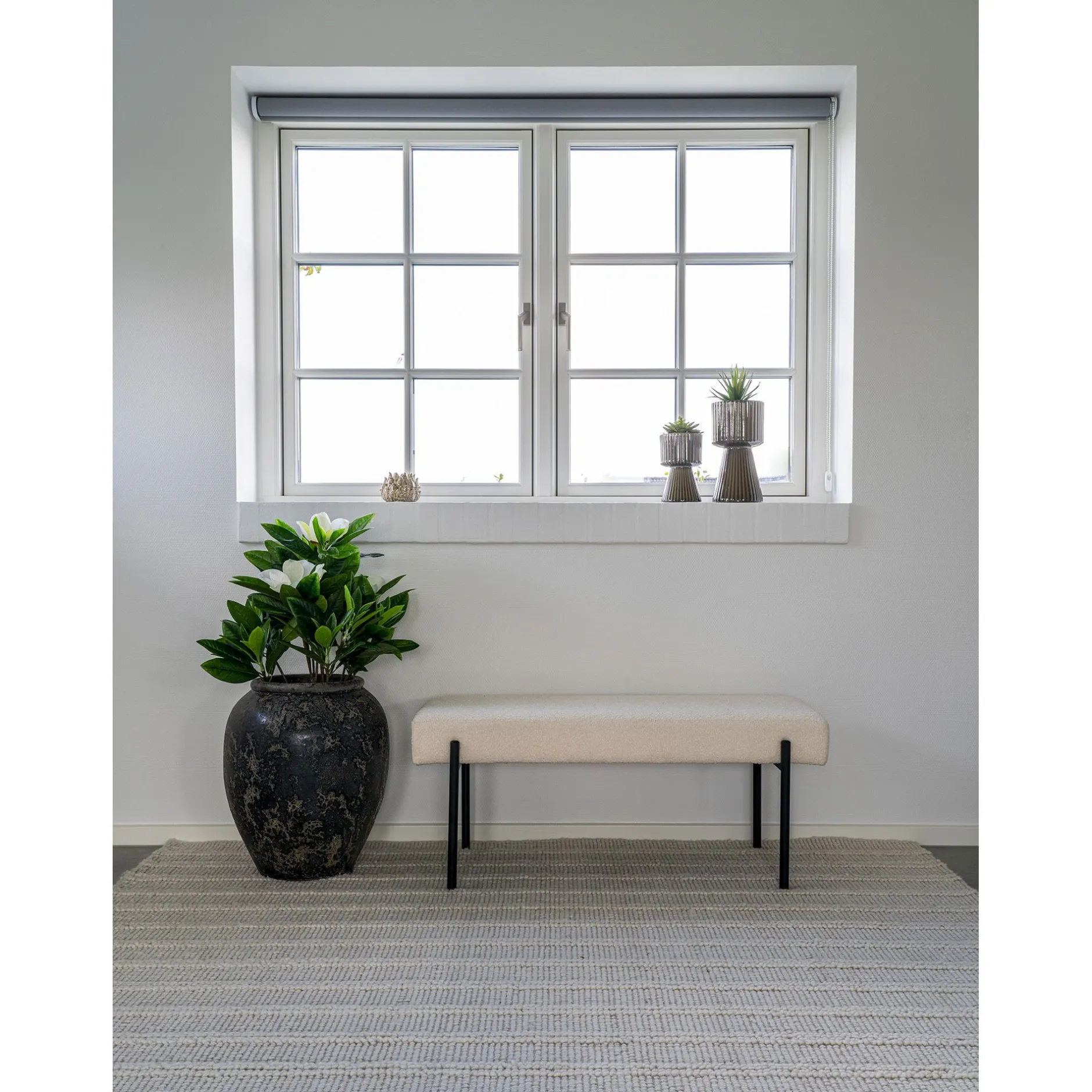 Weiße Bouclé-Bank mit schwarzen Beinen - 100x36x42,5 cm