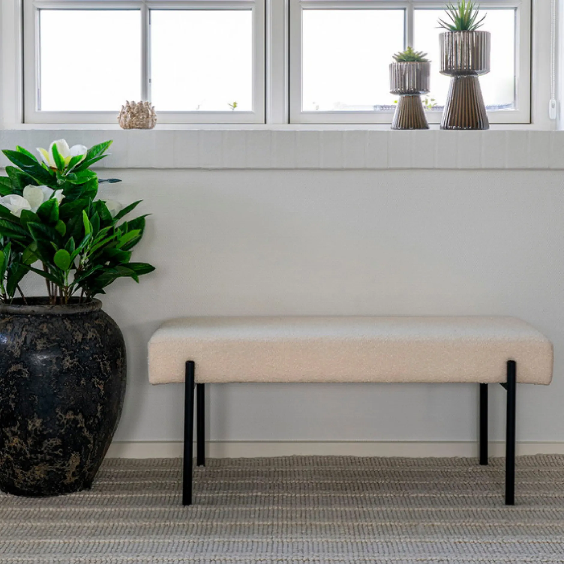Weiße Bouclé-Bank mit schwarzen Beinen - 100x36x42,5 cm
