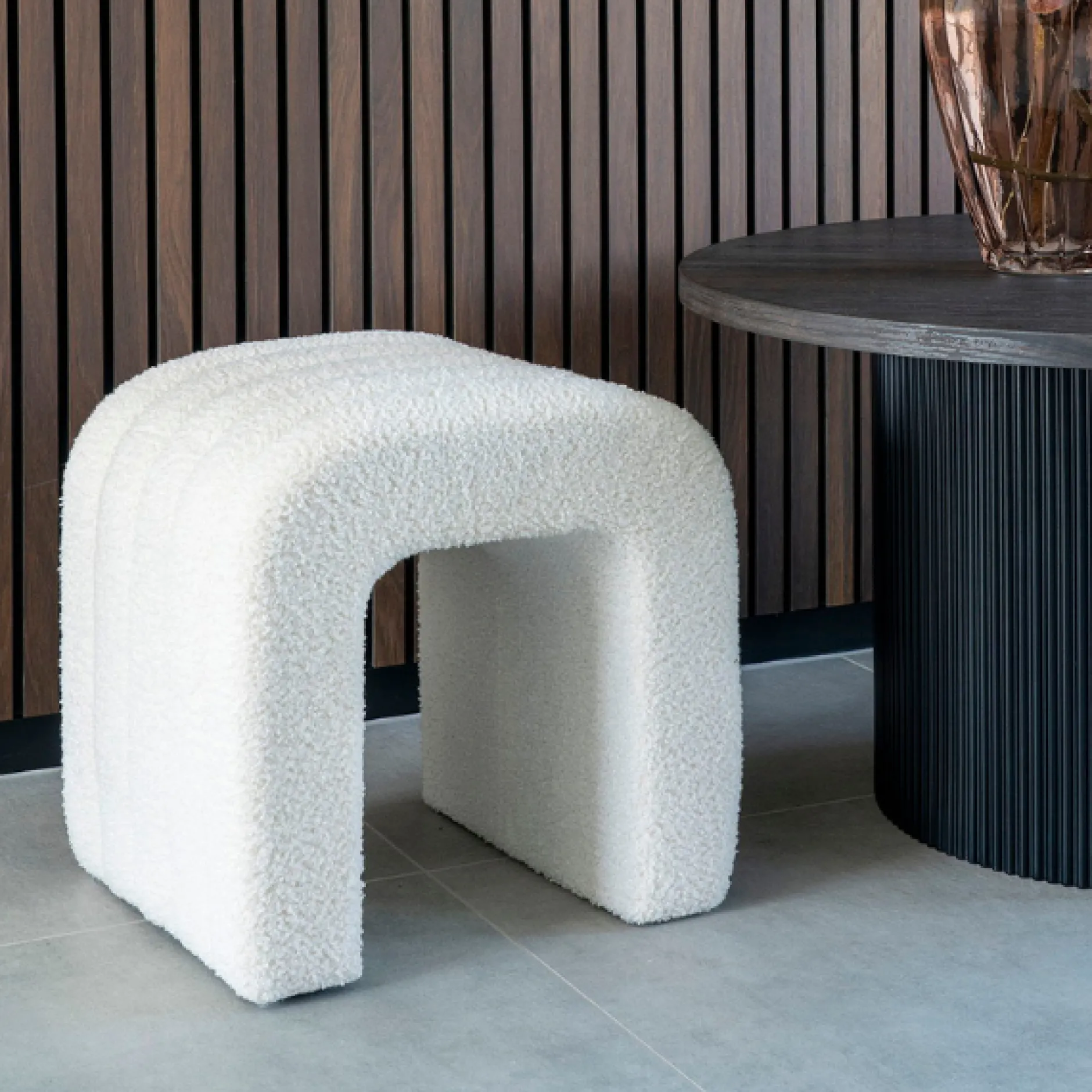 Weißer Bouclé-Pouf - Bequem und stilvoll 41x36,5 cm