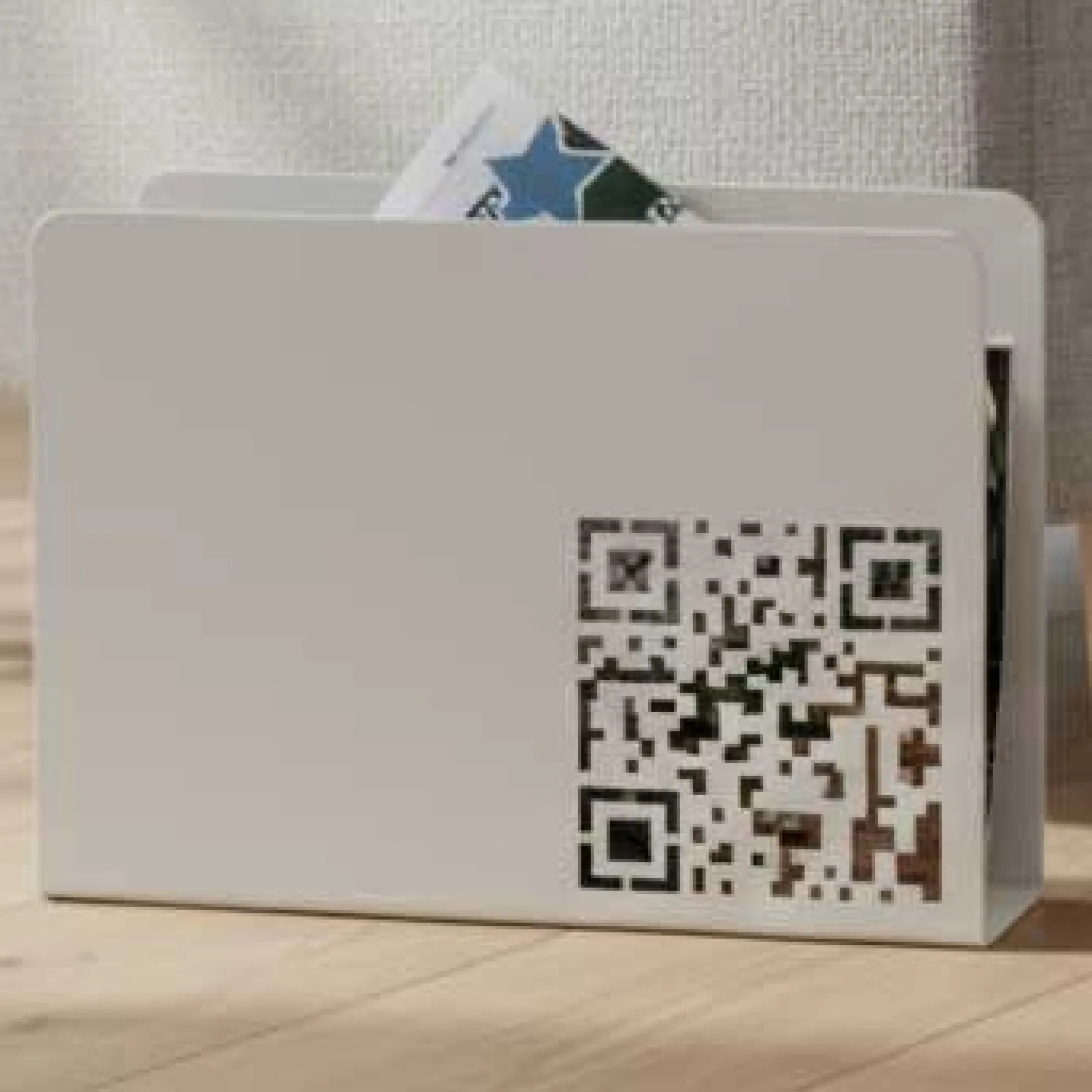 Zeitschriftenständer | 35 x 10 x 26 cm | Weiß, QR-Code-Design