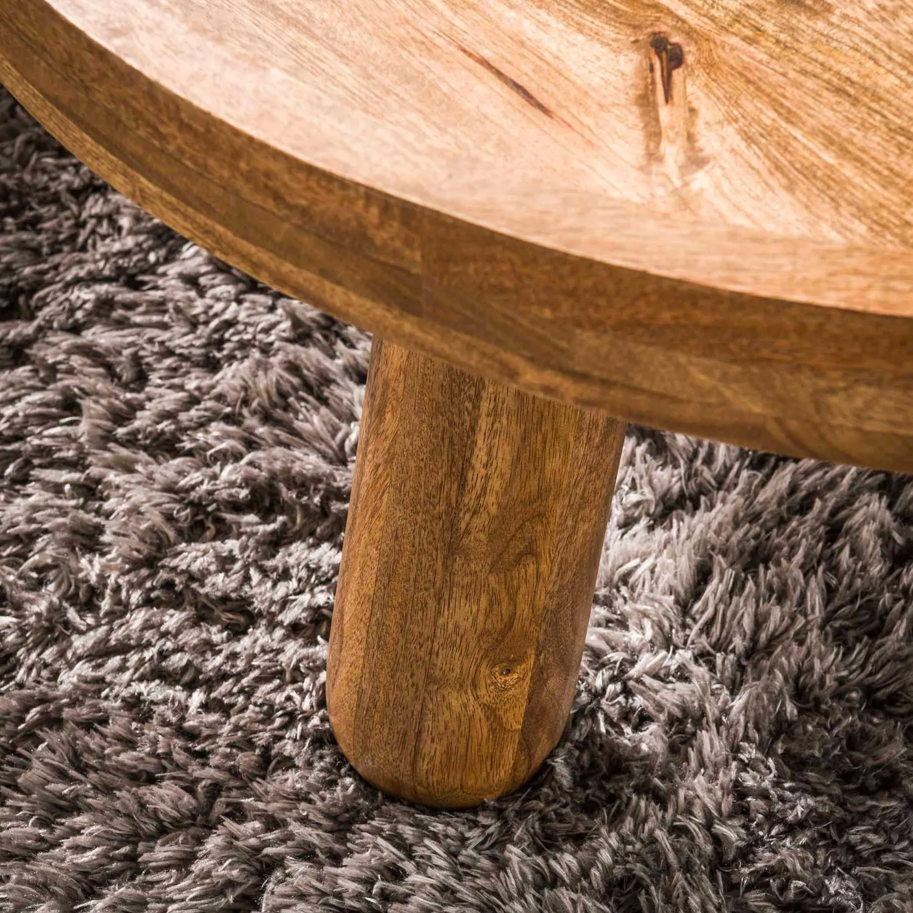 Zweistöckiges Mangoholz-Dreibein-Couchtisch-Set in Sand