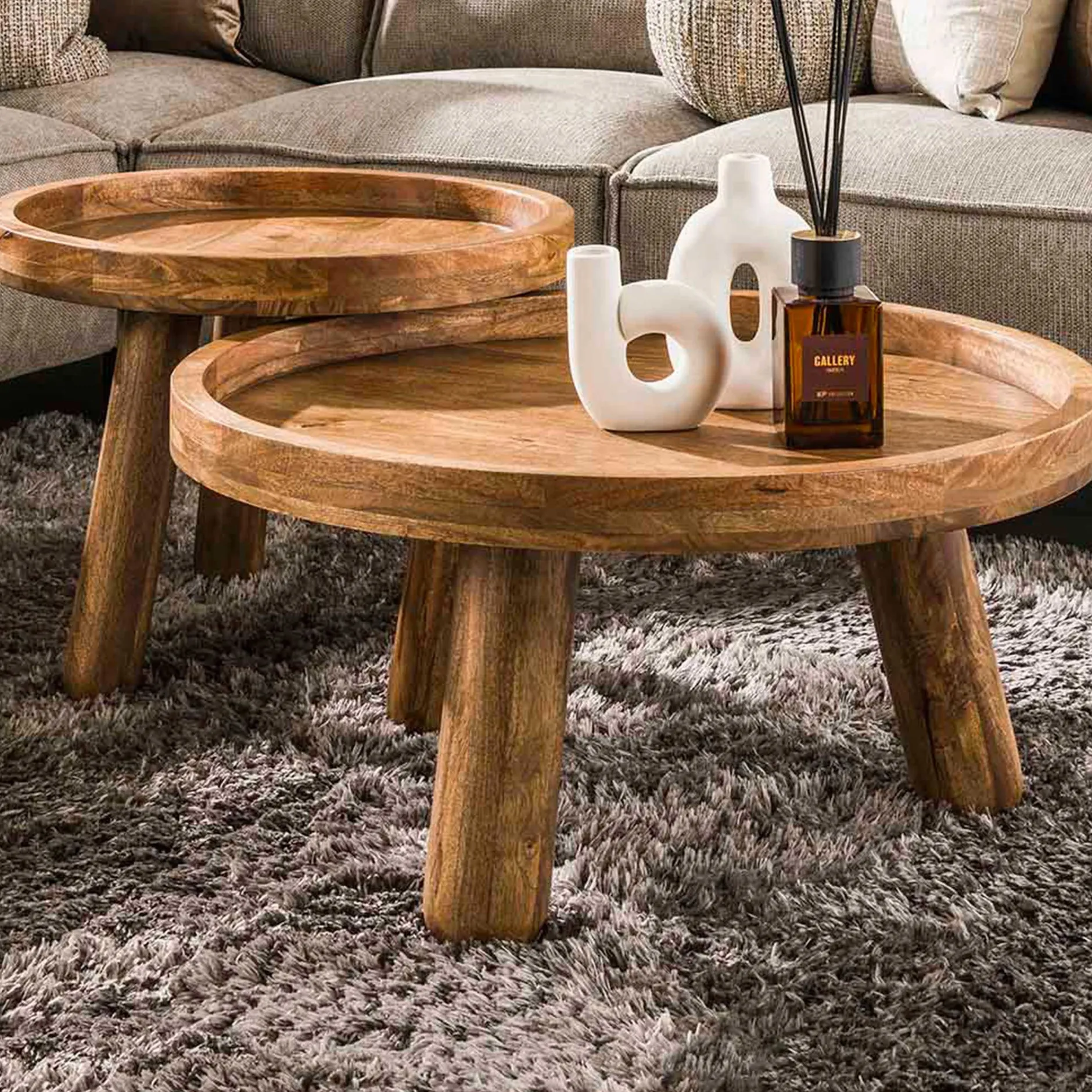 Zweistöckiges Mangoholz-Dreibein-Couchtisch-Set in Sand